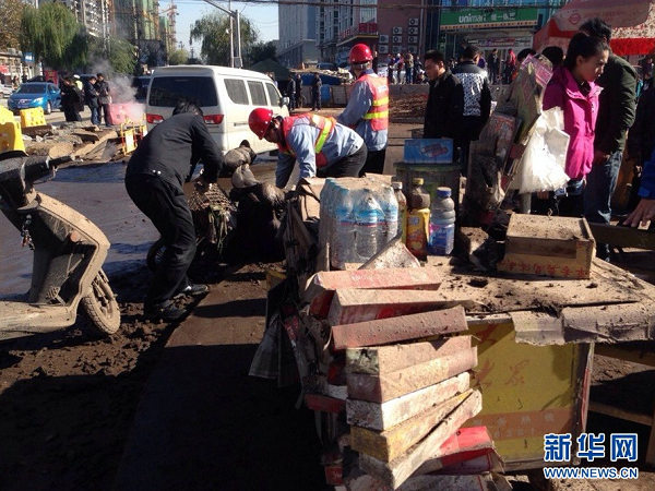 濟(jì)南一路段熱力管道爆炸 路面掀翻行人被炸傷 濟(jì)南一路段熱力管道爆炸 路面掀翻行人被炸傷